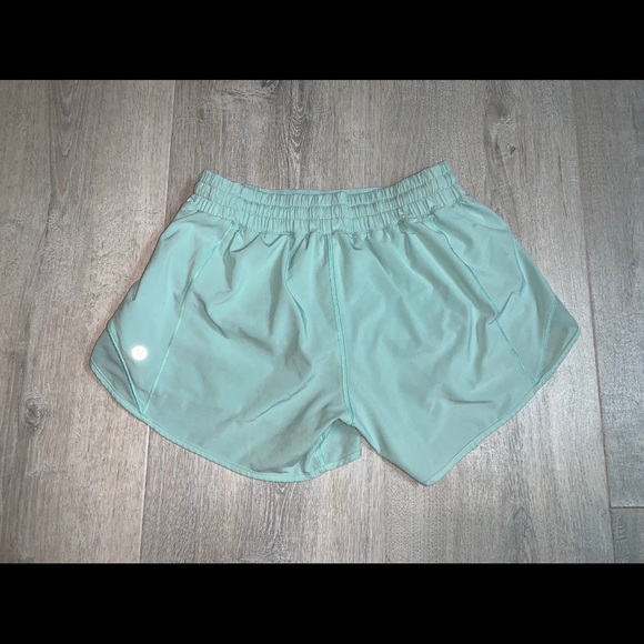 Lululemon Hotty Hot Shorts Toothpaste Size 6 Tall - Picture 2 of 6